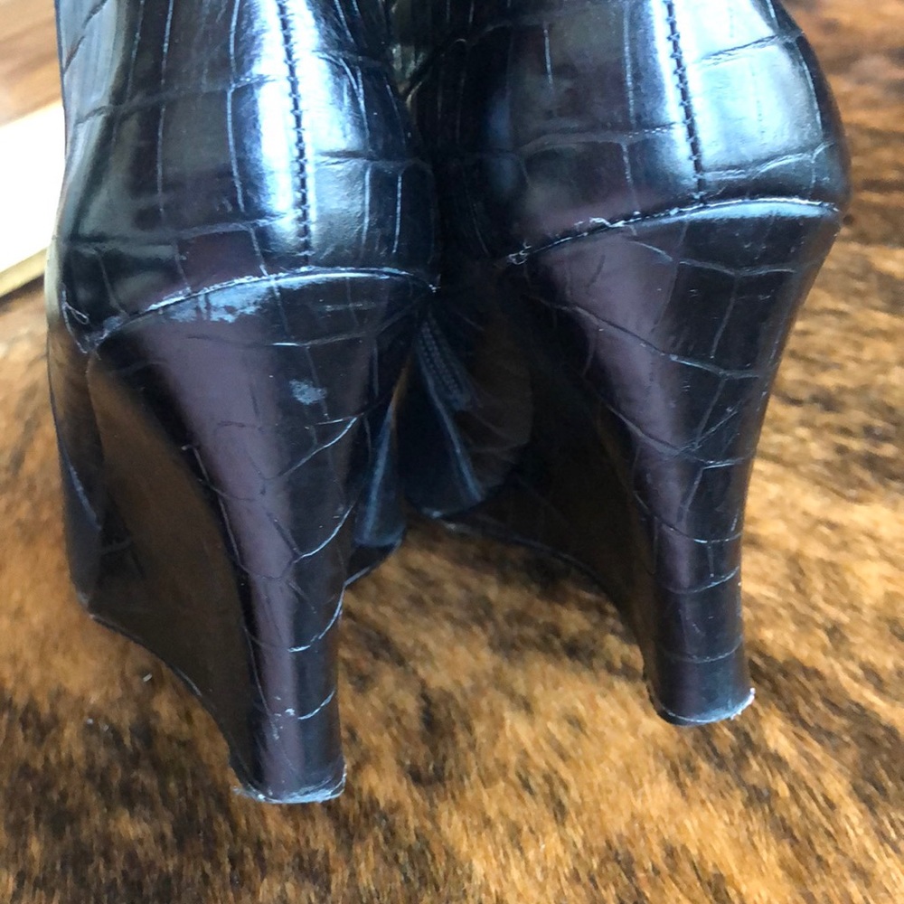 Ann Taylor Black Leather Pointed Toe Wedge Ankle Booties size 10 - Picture 3 of 7